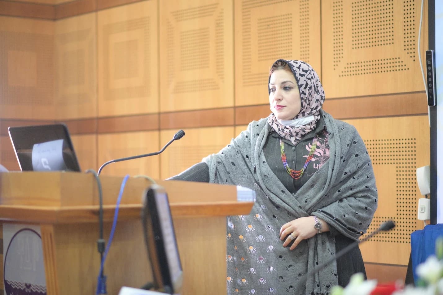 د. منال الدغار تلقي محاضرة من على المنصة
